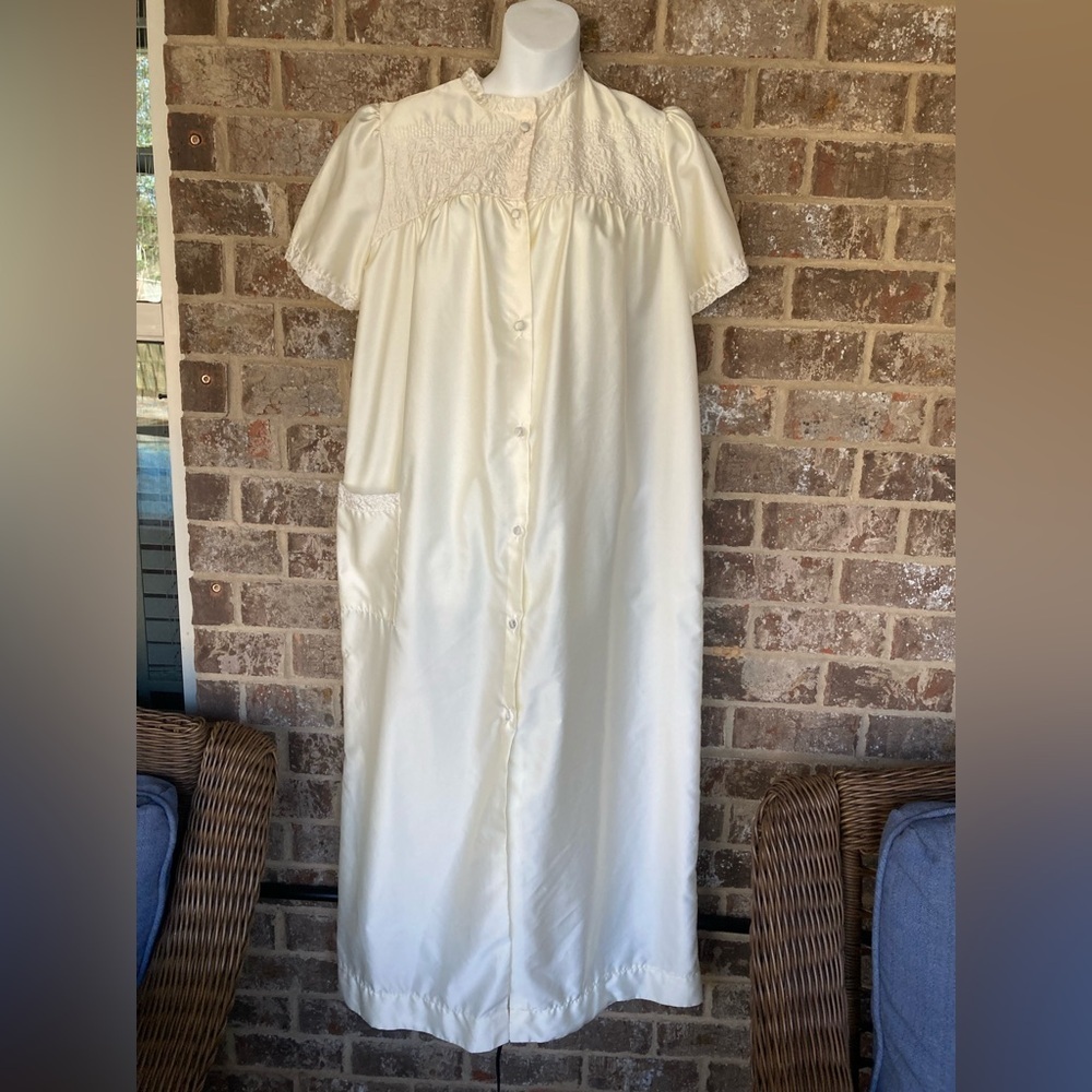 VTG  Barbizon Satiny Robe Size Large Pale Yellow